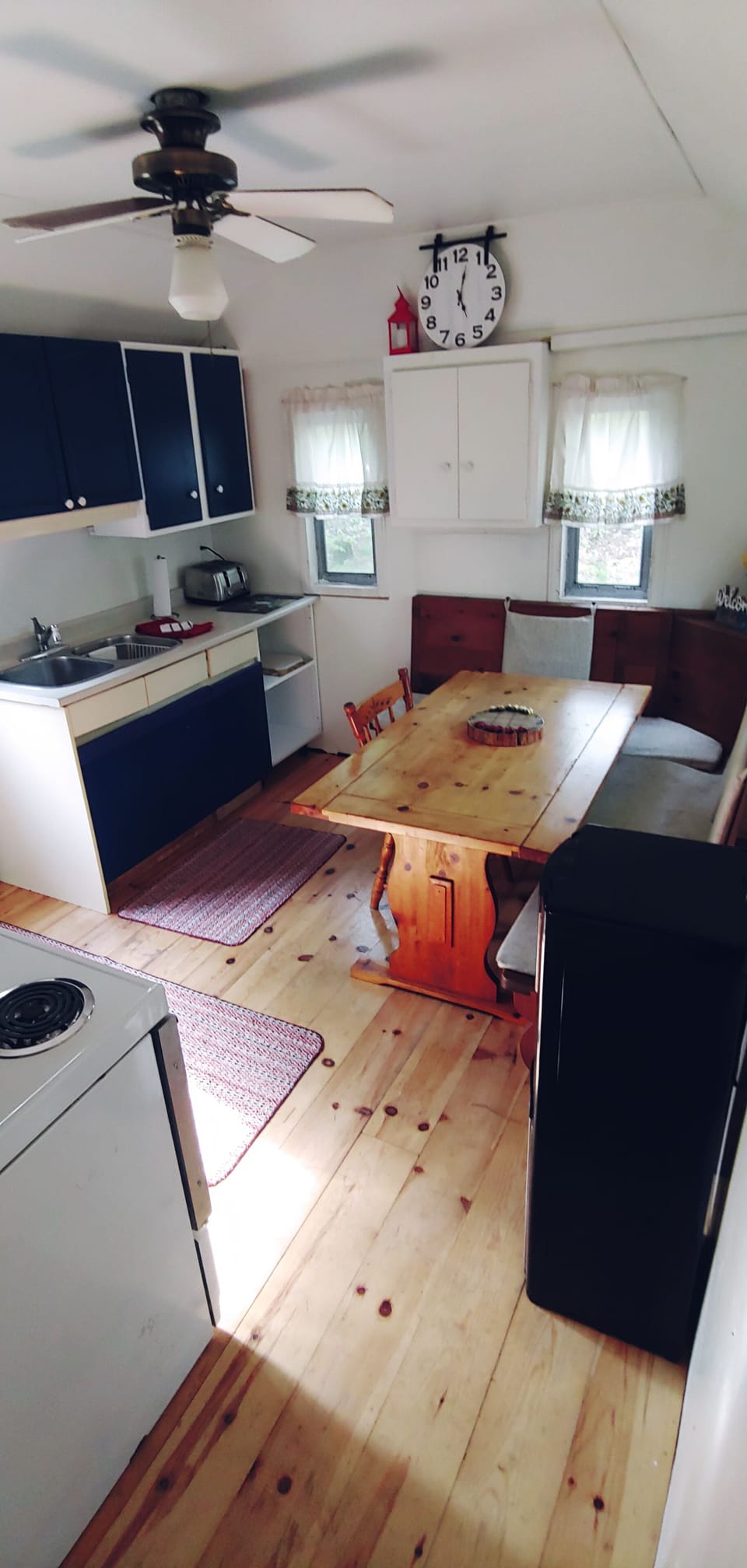 Kitchen Bench seating for 6 
Double Sink 