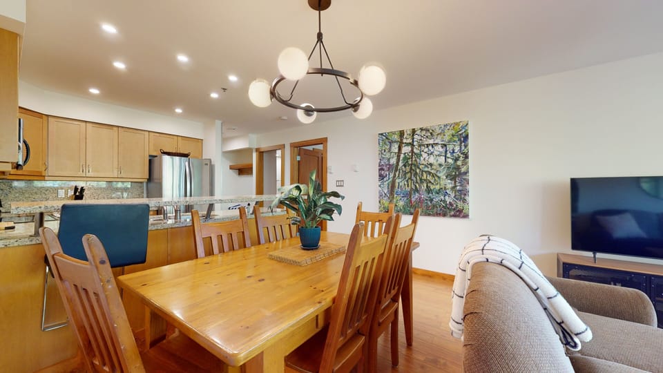 Dining table comfortably seats 6