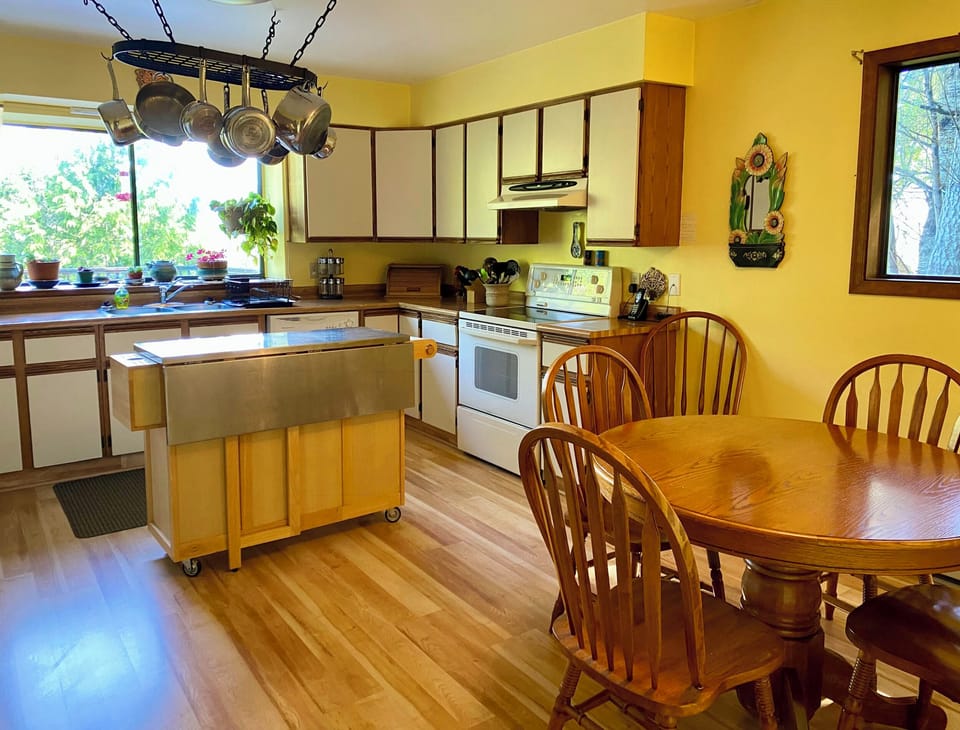 Kitchen and breakfast table