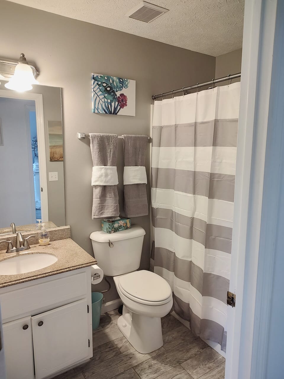 Middle bathroom 