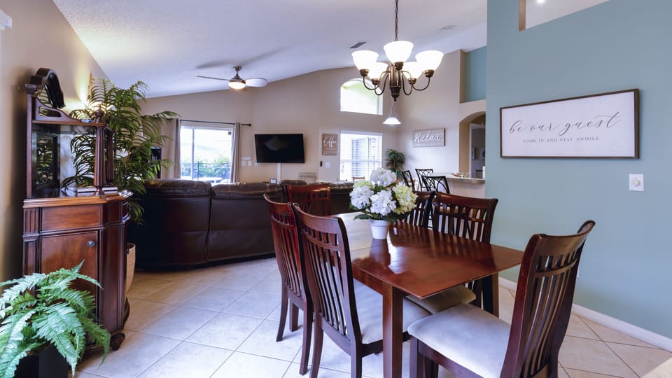Dining area seats 6