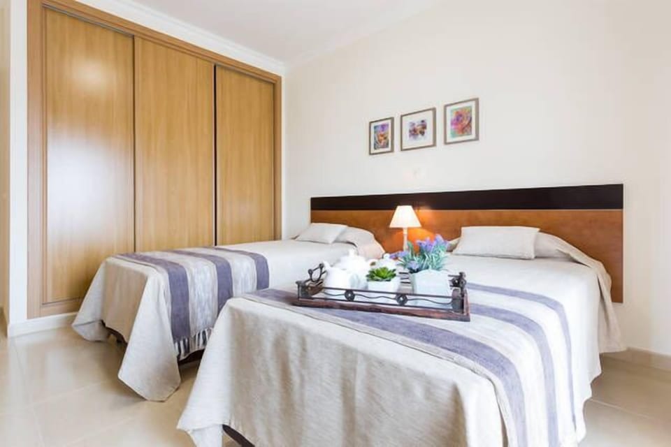 Spacious room with ample cupboard space - choice of twin beds or king size bed