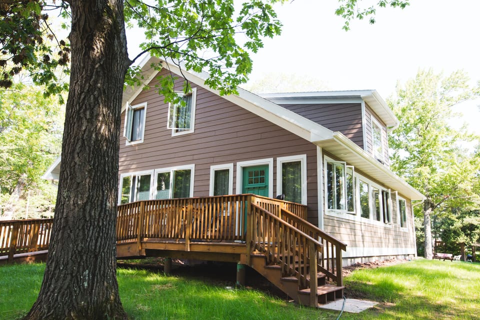 Side entrance and lake side of the house. 