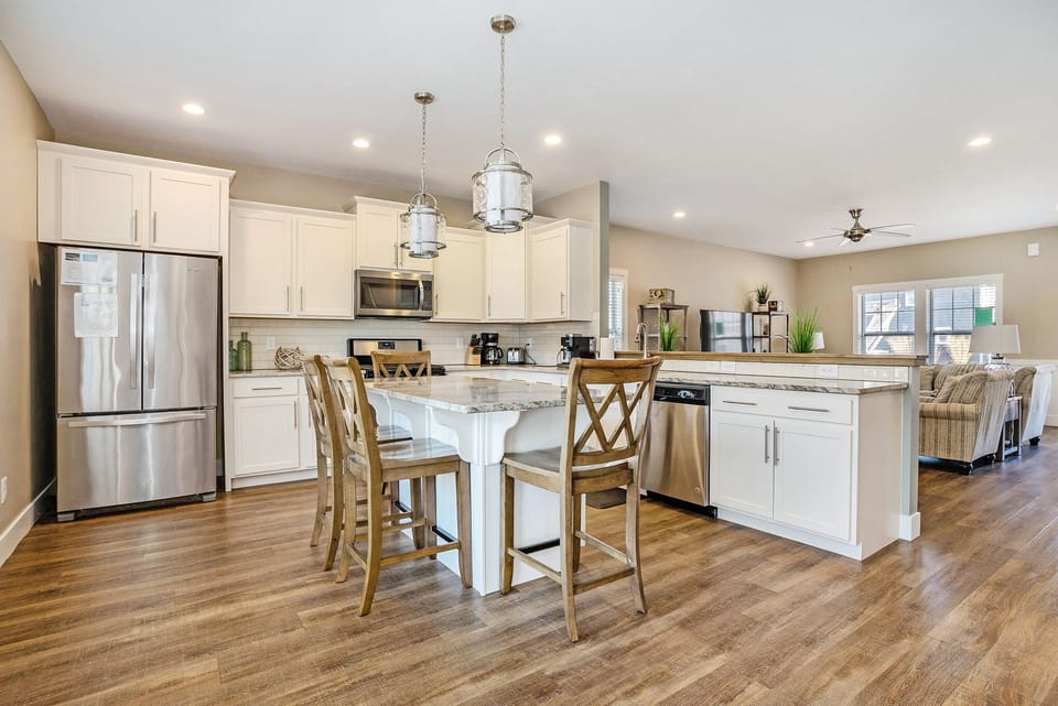  Fully equipped kitchen with stainless steel appliances and granite countertops.