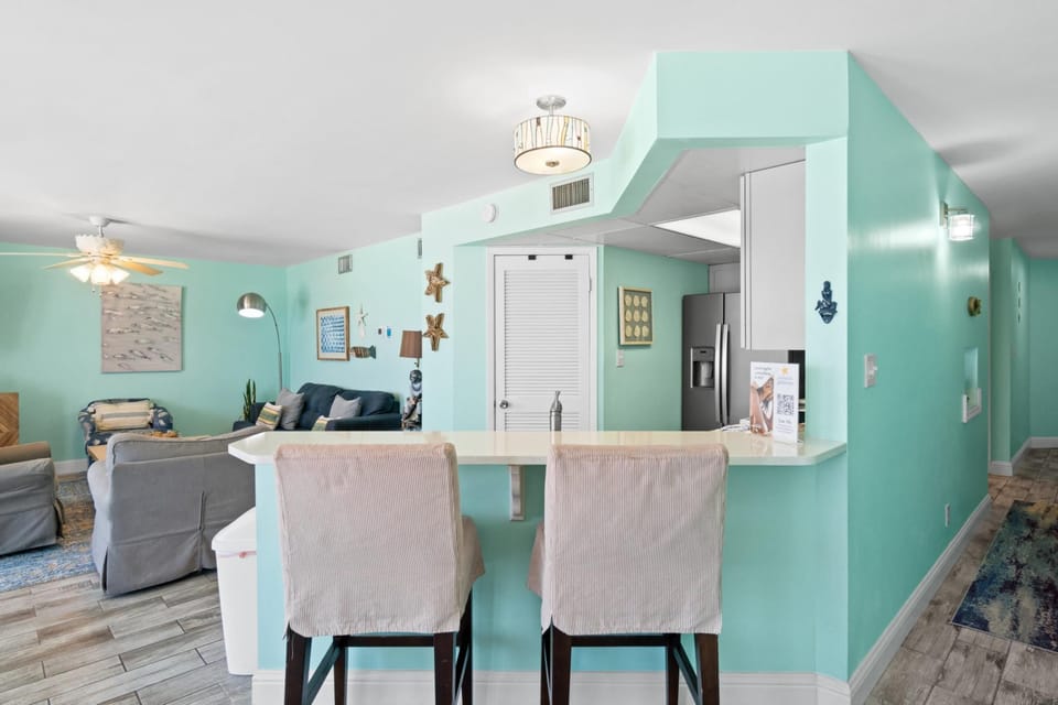 Kitchen with Breakfast Bar