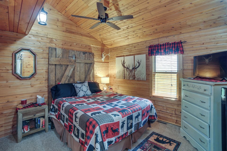 Bedroom 1 | Queen Bed