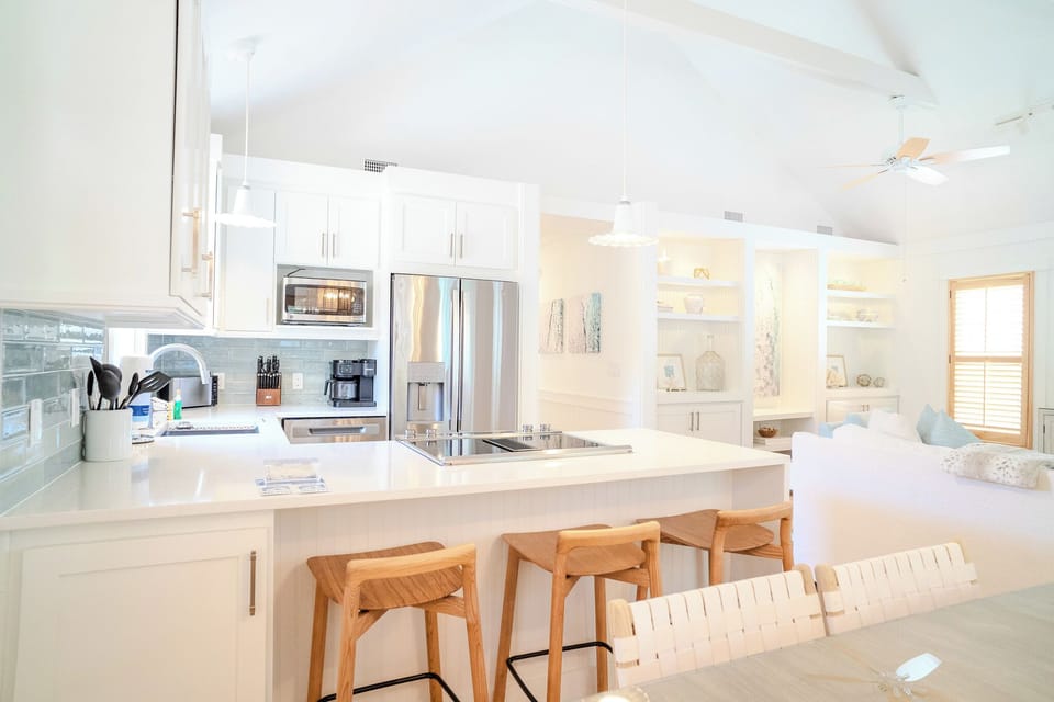 FULLY EQUIPPED KITCHEN W BAR TOP SEATING FOR 3