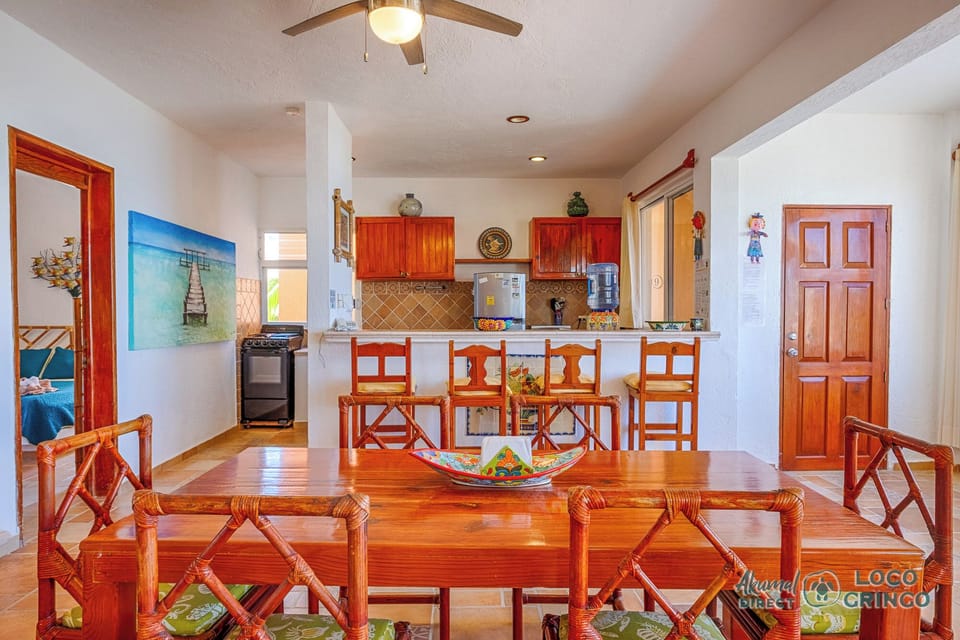 Hacienda de la Tortuga 7 - Dining area and kitchen with breakfast bar