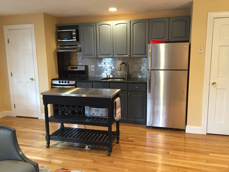 Fully equipped kitchen with new appliances (including icemaker)