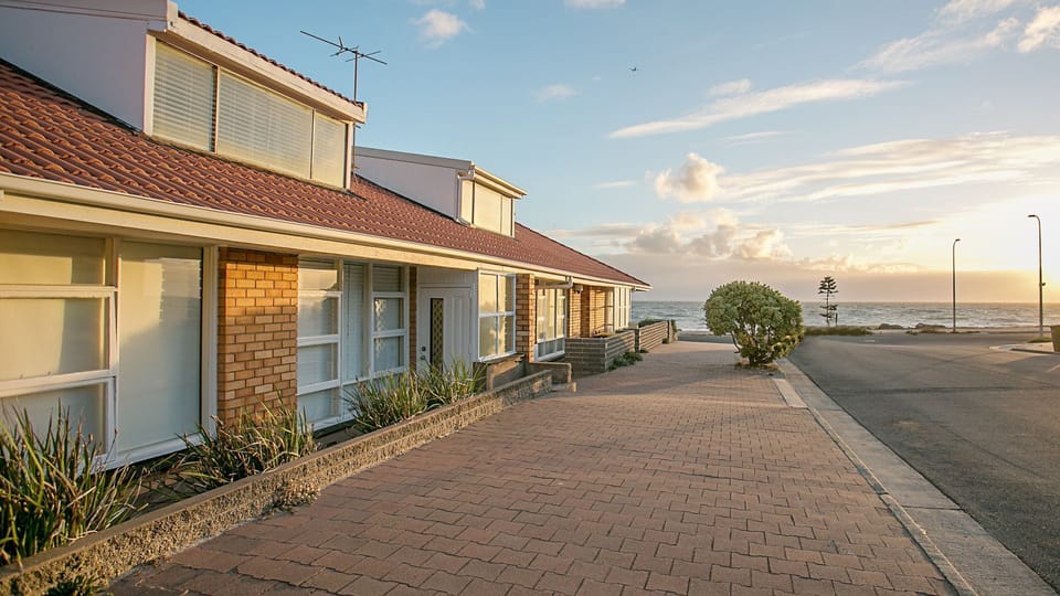 Displaying front entrance - few steps to the sea.
