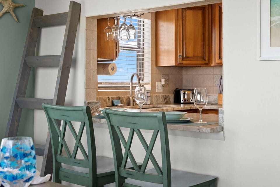 Additional Dining Space at the Breakfast Bar