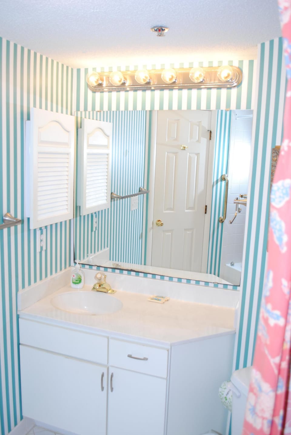 Queen bathroom