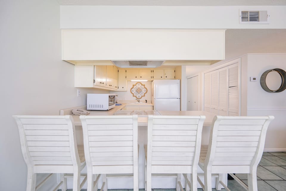 Gather at your bar stools and enjoy quality time while sipping drinks and sharing stories in this inviting kitchen space