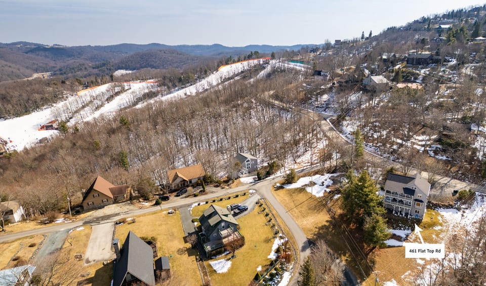 Beautiful Mountain Setting Near Skiing, Boone, and Blowing Rock