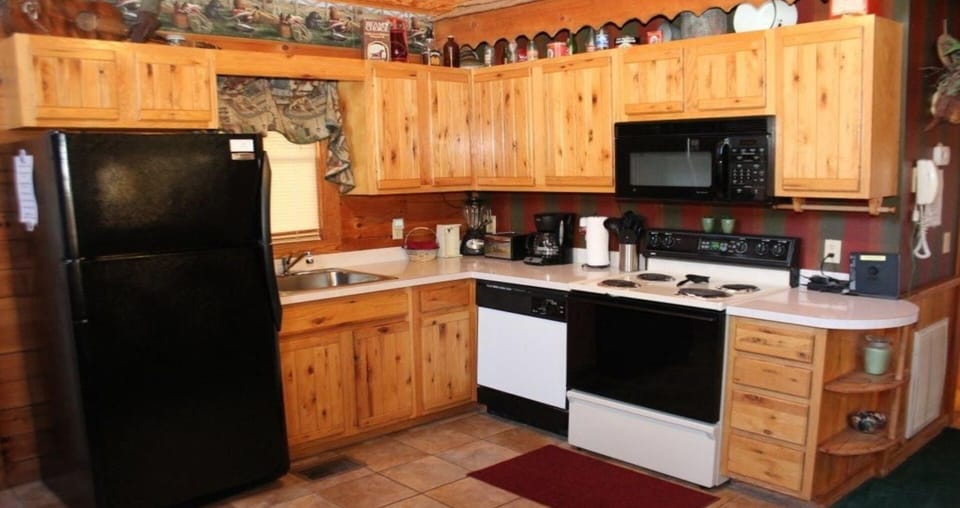 Beautifully Decorated Kitchen w/ Lots of Antiques.. Antique Phone doesn't work😣