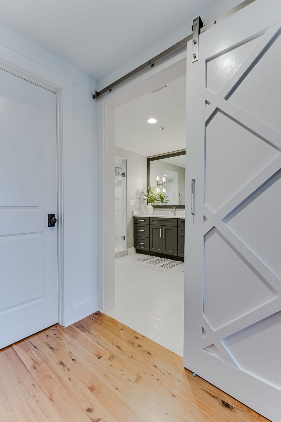 Beachside #5 - Watercolor - Second Floor - Master Bedroom #1 En Suite