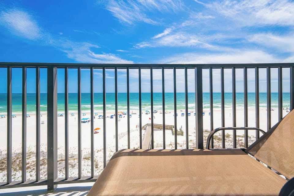 Lounge on the balcony basking in the sun and doze off to the sound of waves and seagulls