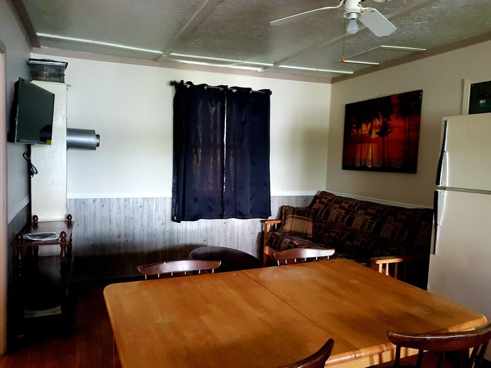 sit in kitchen w/ lounge area