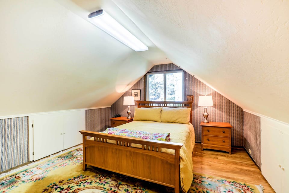 Loft | Queen Bed | Linens Provided