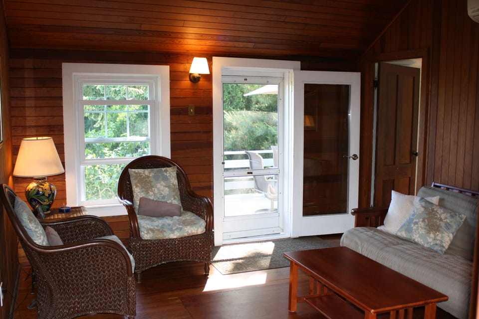 Another view of the sitting room with TV.
