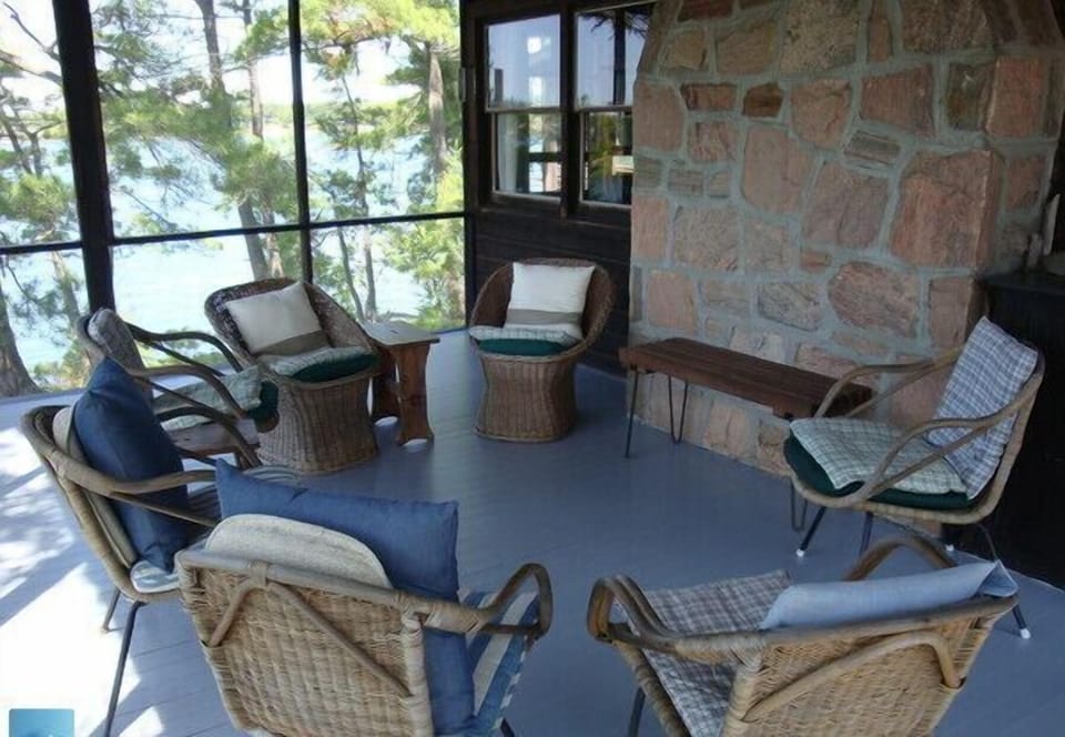 Screened porch at Kyoshk.