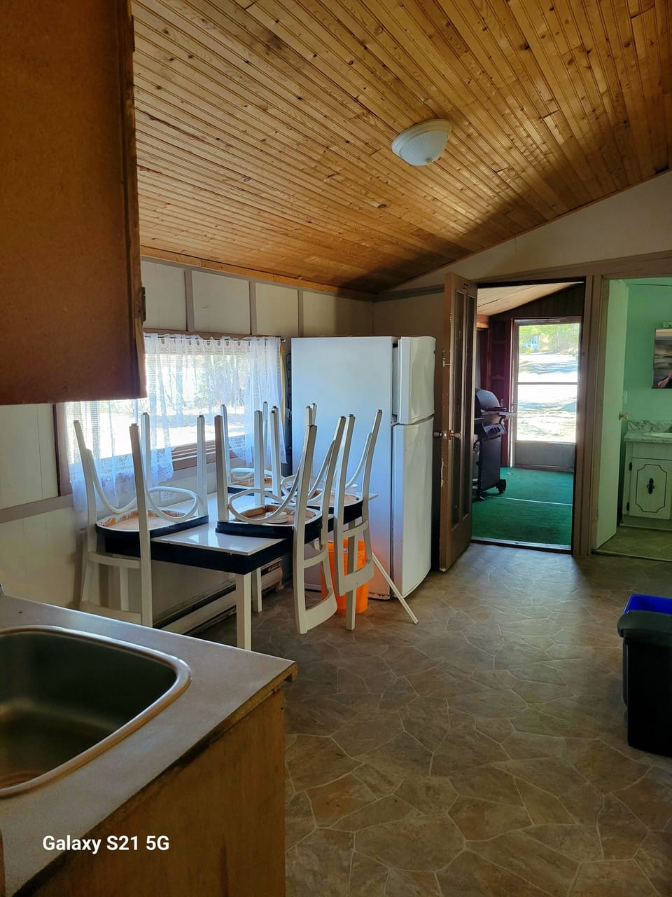 sit in kitchen 