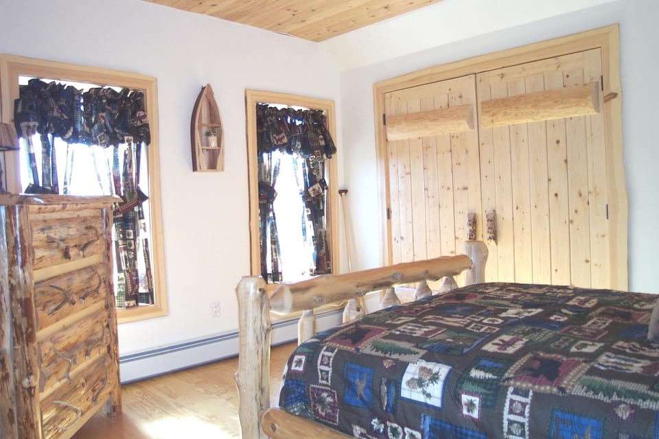 Log double bed in the Fish Room.....Sleep tight catch any fish today?