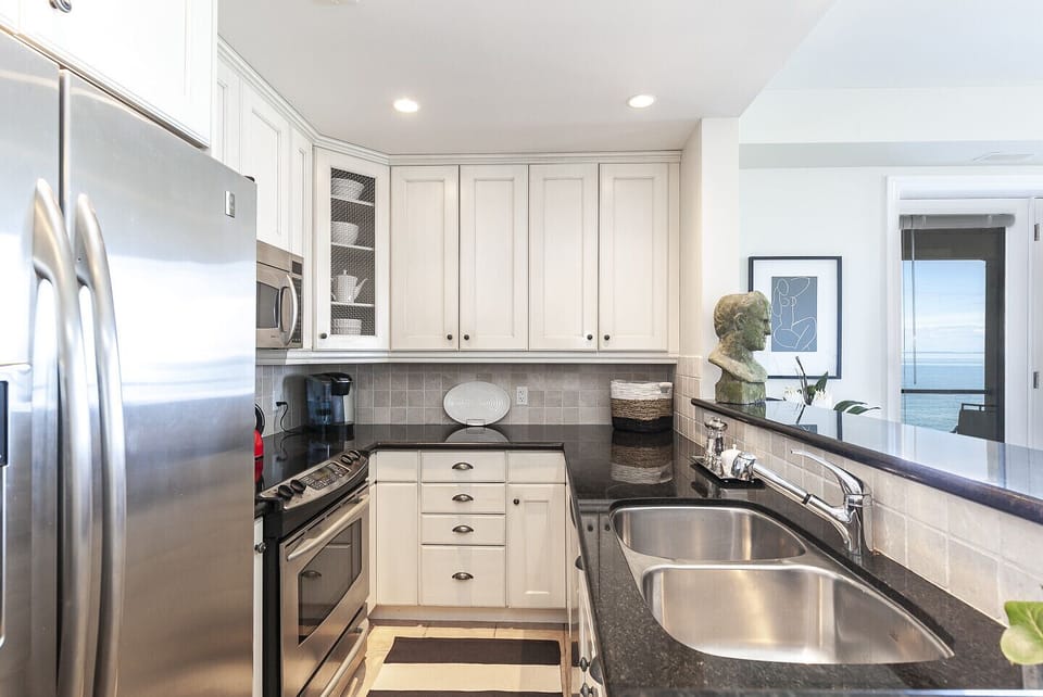 Well equipped modern kitchen with all the bells and whistles