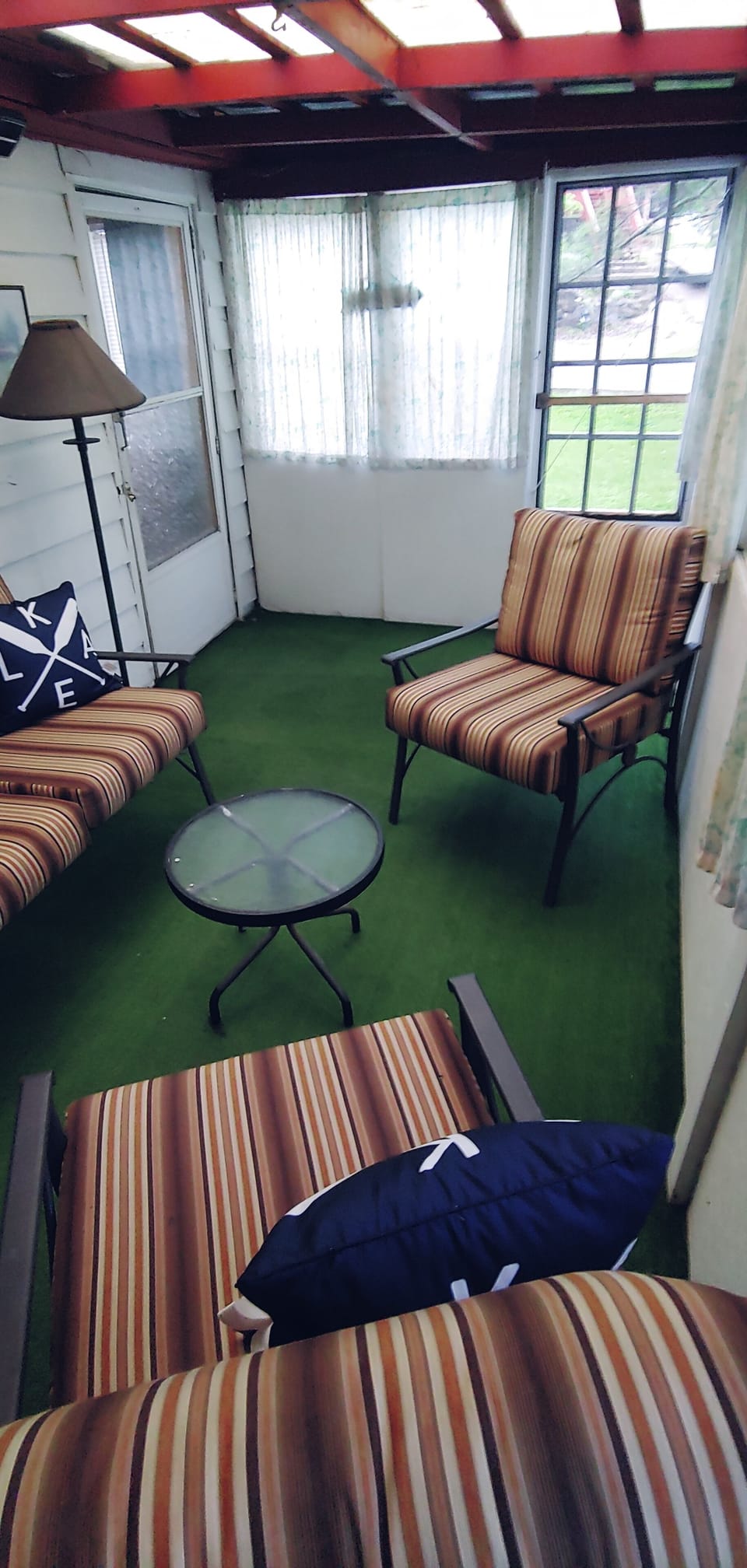 Front Screened in Porch , seating for 5 , board games 