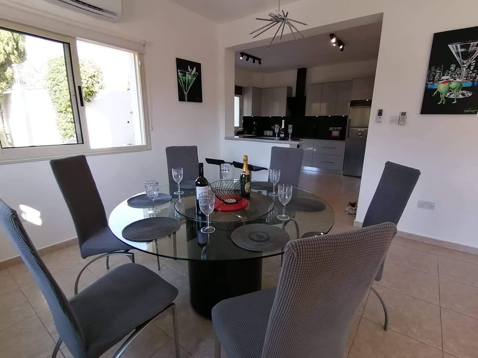 Open plan dinning area 