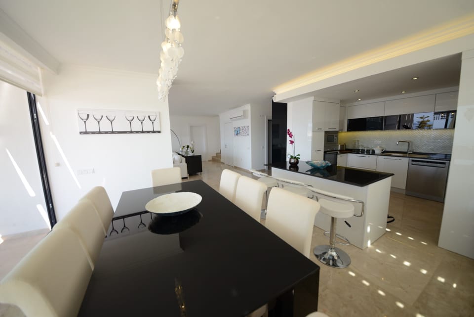 Beautifully furnished, Villa Amycha: open plan kitchen, breakfast bar & dining