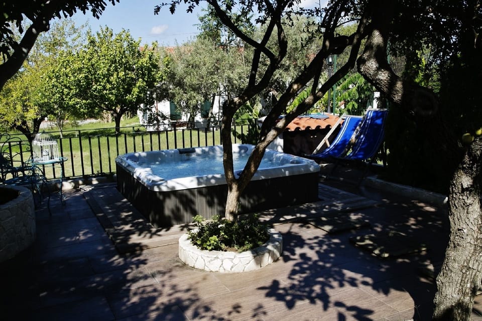 Outdoor spa tub