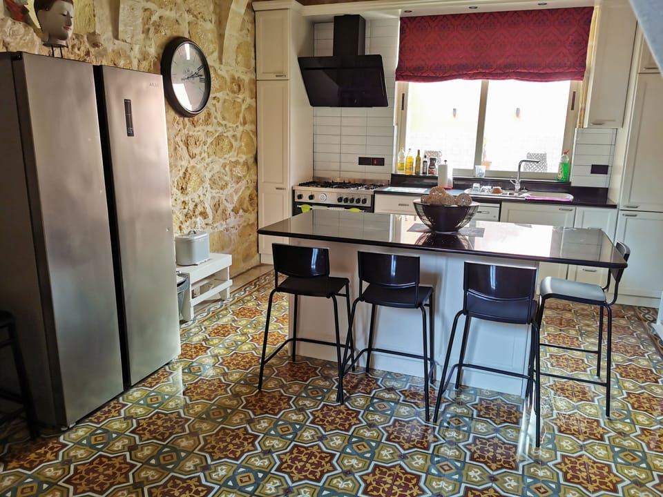 Open plan fully equipped kitchen witch kitchen isle and USA style fridge/freezer
