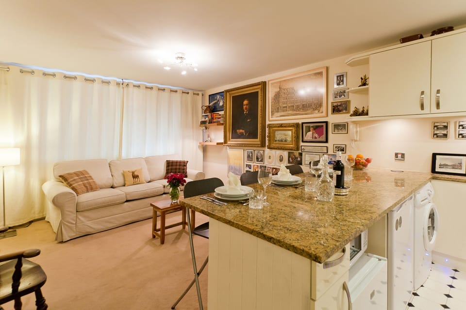 Living room: kitchen to right
