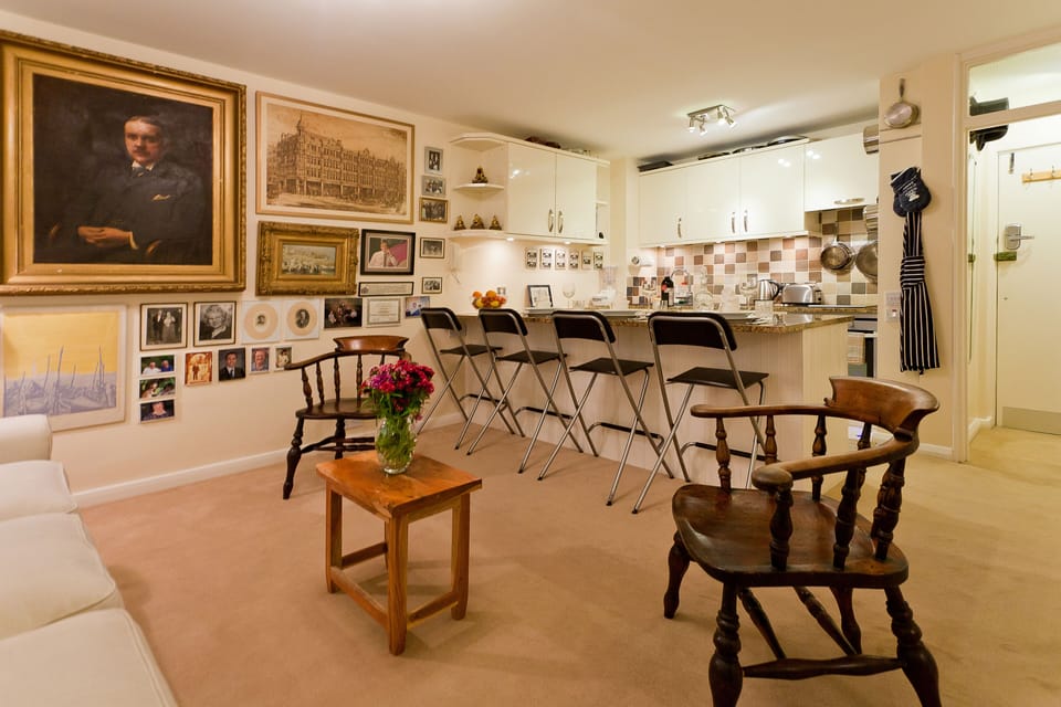 Living room: view towards breakfast bar and fully equipped kitchen