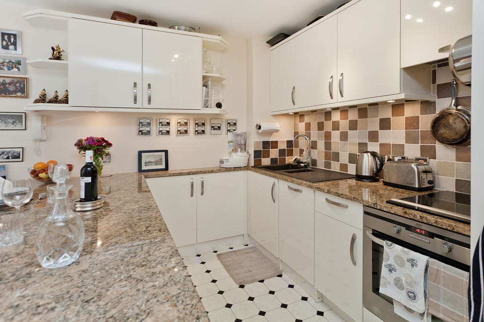 Fully equipped kitchen: oven, dishwasher, clothes washer/dryer, microwave, etc