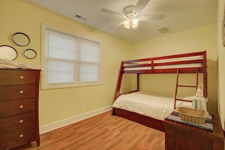 2nd floor bedroom with bunk bed ( full bed and single 