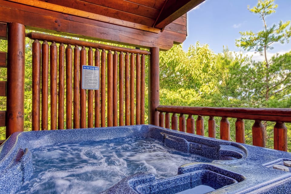 Enjoy the Awesome Mountain Views from the Hot Tub on the Upper Deck!!
