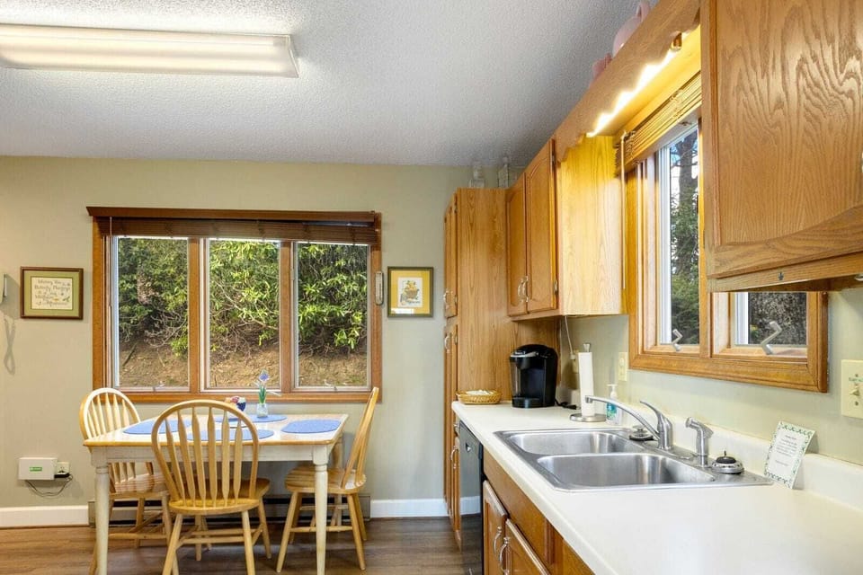 Comfortable Kitchen with Breakfast Nook