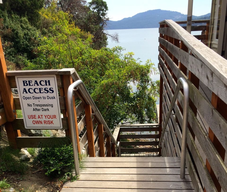 Stairs right outside to the beautiful Fishing Bay beach.