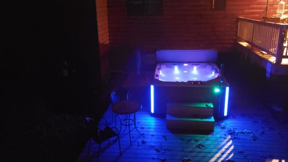MY 8 PERSON Hot Tub Spa has an evening light show like no other on the Mt Top!