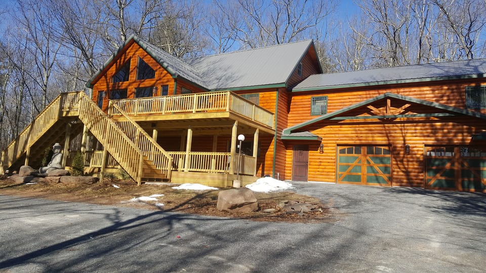 1 Mile From Ski-Lodge and Festivals!
Secluded and Convenient - Only 2 neighbors!