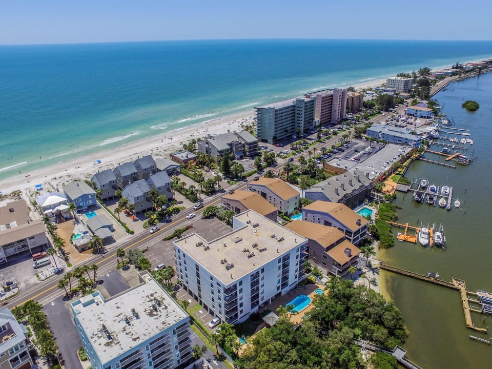 City view with beach that's perfect for your next summer vacation in Florida.