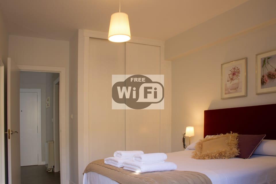  Gran calidad en sábanas, colchon y almohadas para un máximo confort del sueño. Bright room with balcony to the main street. Great quality in sheets, mattress and pillows for maximum comfort of sleep.