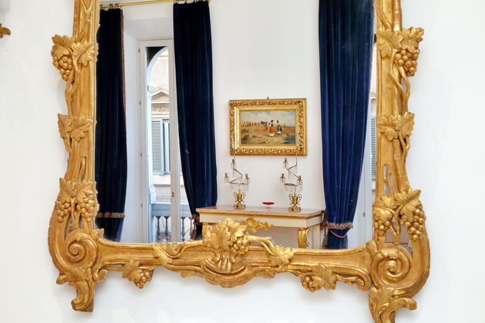 Bedroom with prestigious  and antique furniture!