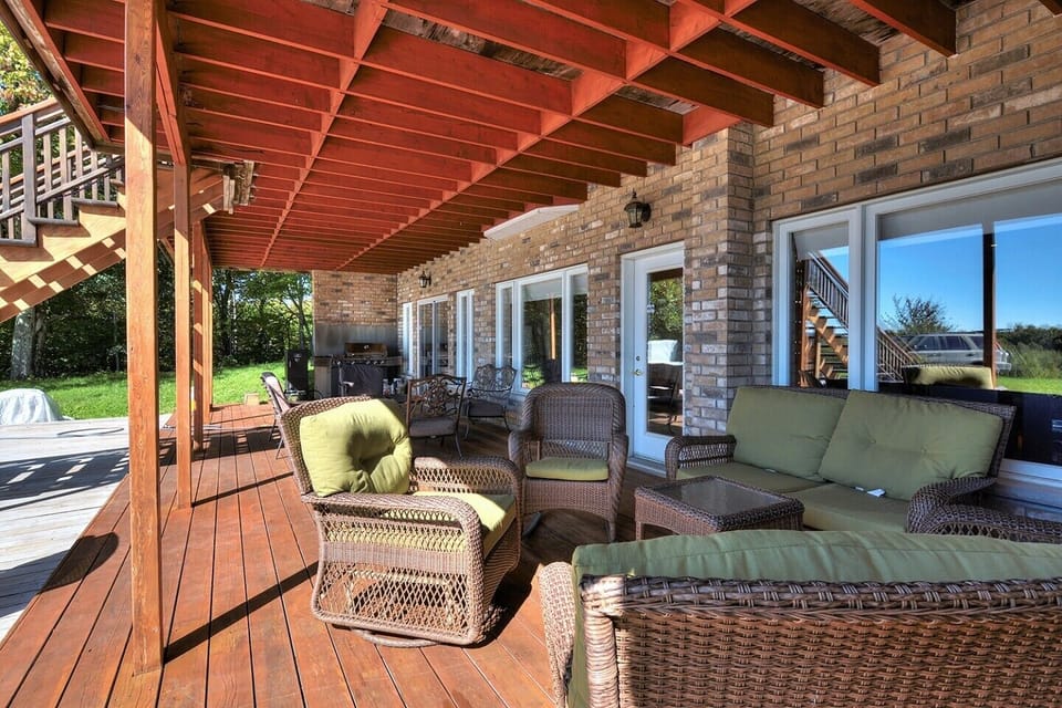 Lower level deck