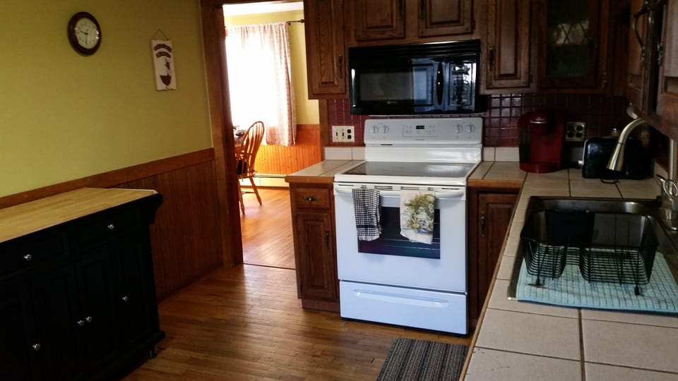 Kitchen to Dining room