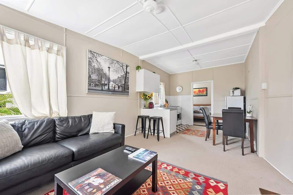 Open plan, air-con with everything you'll need