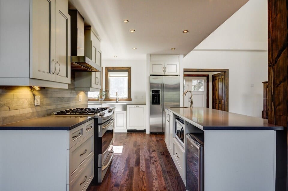 if you love cooking, this kitchen is for you : gaz stove, 2 sinks, fully equipped, wine cooler and lots of space if you enjoy cooking together with friends or family