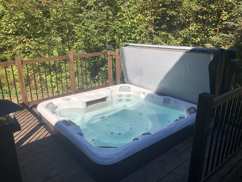 24/7 hot tub for 6 people; no neighbors, total intimacy.